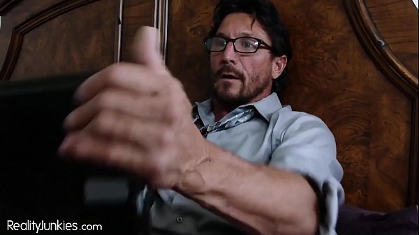 मेरे सौतेले पिता को किशोर पोर्न में अपना लंड मरोड़ते हुए पकड़ा!