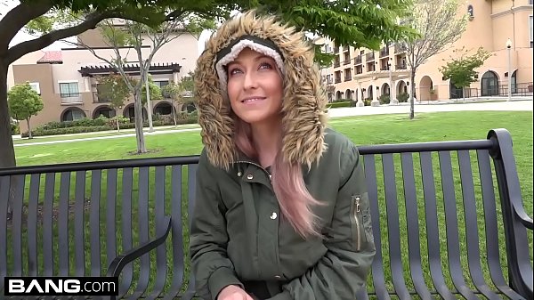 Teen Valerie White gibt Roadhead &amp_ Ficks auf dem Rücksitz