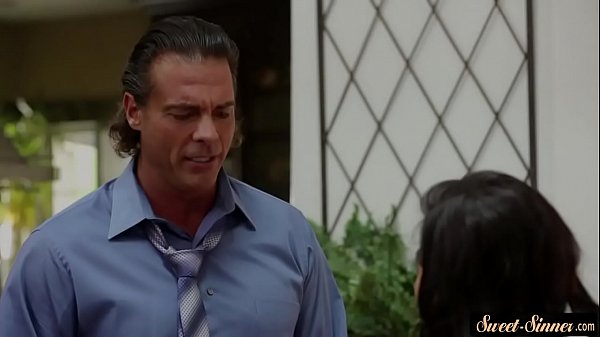 प्यारी सौतेली बेटी की चुदाई की गई और स्तन पर वीर्य डाला गया