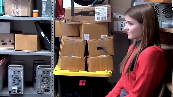 Die süße Rosalyn wird gnadenlos hart gebumst, nachdem sie für schuldig befunden wurde