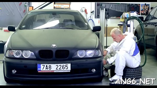 Hunk está golpeando a la linda playgirl salvajemente después de una felación lujuriosa