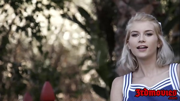 La piccola volpe Arya Fae mangia sperma dopo aver martellato interrazziale