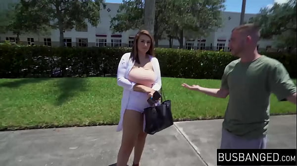 L'adolescente dalle tette enormi Britt James fa un giro in un furgone