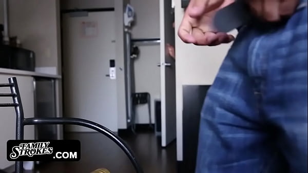 La sorellastra adolescente usa Fleshlight sul fratellastro