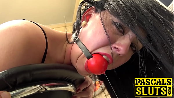 Englische Dame wird von einem perversen Freak in den Arsch gefickt und bespuckt