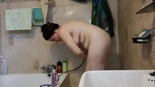 La tua mamma italiana grassa e brutta apre le gambe e si fa una doccia piena di sapone