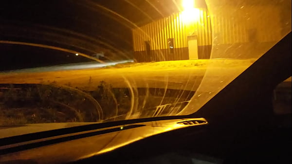 Voyeur per strada e guida nuda con un cazzo morbido e un corpo sexy