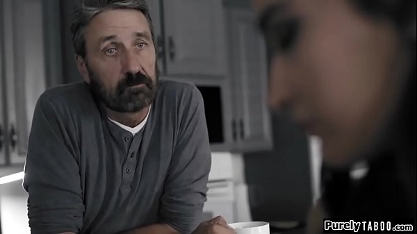 Stepteen viene disciplinato sessualmente dal patrigno perché è una troia