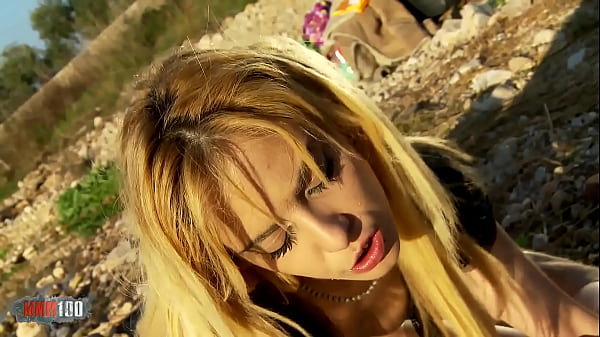 Öffentlicher Blowjob beim Pinkeln und Outdoor-Fick mit Dulce Chiki