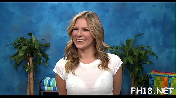 Una giovane attraente si fa sfondare la figa e il viso