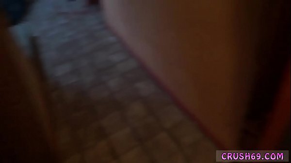 La figliastra del vecchio patrono allevia la tensione di papà