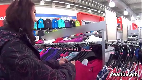 La splendida ragazzina ceca viene presa in giro nel centro commerciale e sbattuta in pov