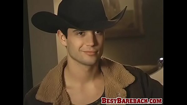 Sportler und Schnuckel spielen hart ohne Sattel auf dem Billardtisch