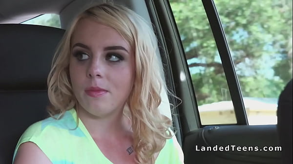 Adolescente bionda sbatte un grosso cazzo sconosciuto
