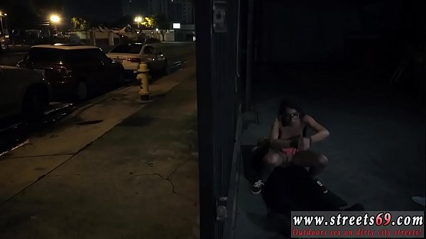 Lamiendo botas por primera vez, los chicos hacen insinuaciones con damiselas que usan