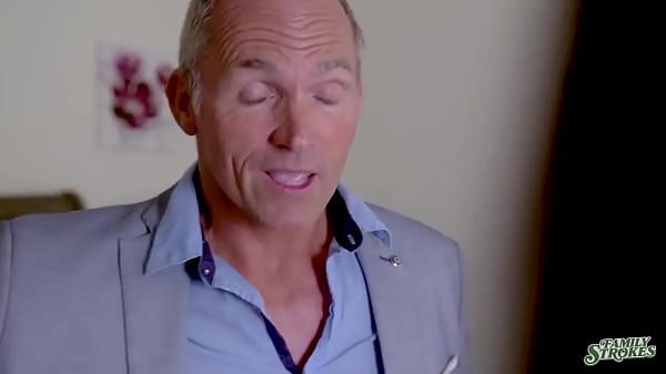 Leidenschaftliches junges Mädchen hat Spaß