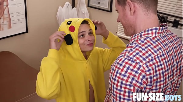 FunSizeBoys Haarloser Schnuckel nimmt großen Schwanz ohne Sattel beim Küchenfick