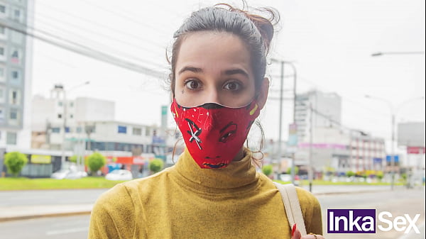 Chica adolescente caliente se muestra en lo exótico