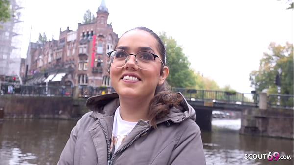 SCOUT ALEMÁN - RECOGIDA DE UNA PEQUEÑA CHICA NERD NATURAL Y FOLLADA RUDA EN UN CASTING CALLEJERO