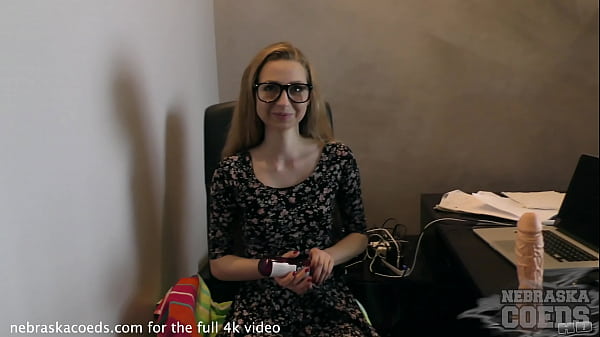 Areana Fox, 19 anni, nel mio ufficio con un dildo piuttosto grande e un dito nel culo