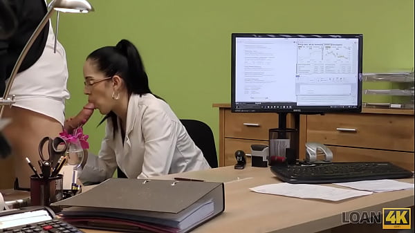 PRÊT4K. Un étranger, qui travaille dans un bureau de crédit, satisfait une fille pour du sexe