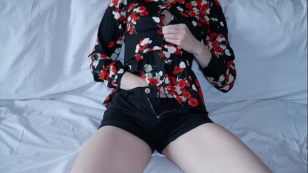 Stiefschwester ohne BH unter der Bluse zeigt, wie Mädchen durch einen Vibrator in ihrer Muschi einen Orgasmus erlernen