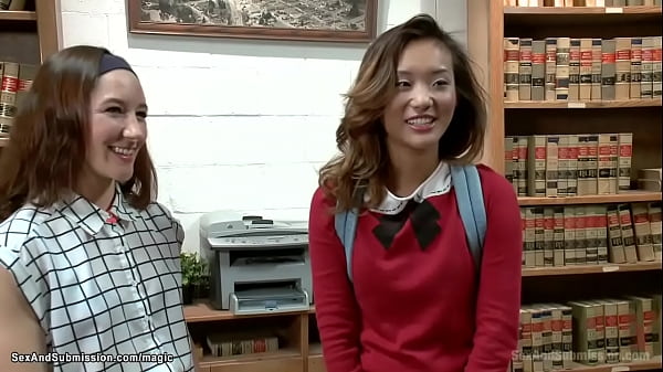 Una teenager carina e calda si spoglia - bdsm