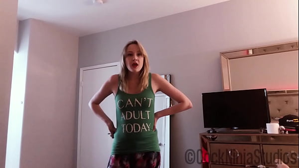 Une demi-soeur blonde aux gros seins et salope baise son frère vierge en faveur de ses parents