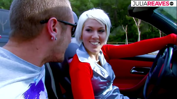 Hübsche Blondine wird am Strand anal gefickt