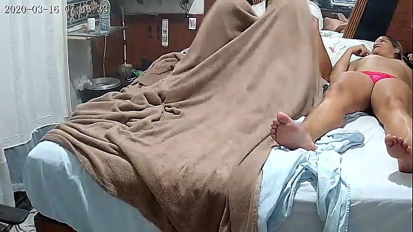 Mia cognata Paty Butt in mutandine rosse fuma