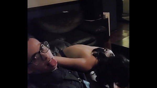 Faccio una videochiamata con il mio amico e poi iniziano a toccarmi e vedo come scopano mio cugino