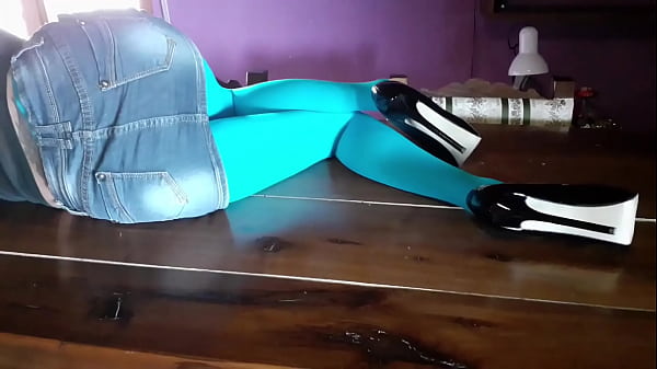 Laura on Heels amateur 2021 con pantimedias sexy y tacones altos sobre una mesa