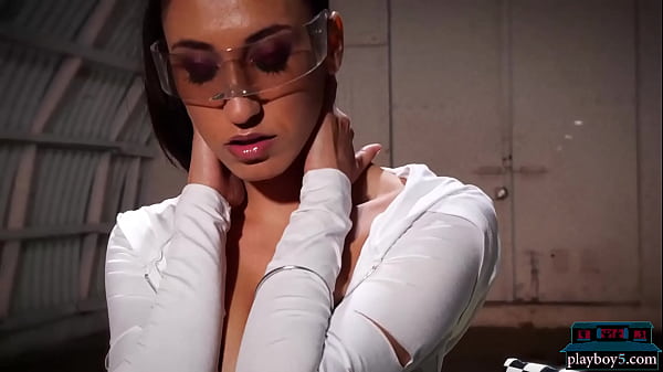 Chica adolescente traviesa baila en exóticos