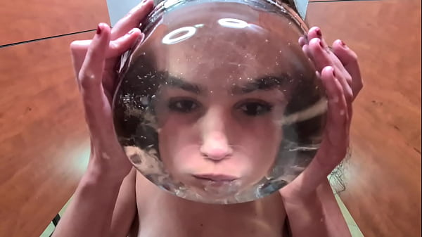 Pisswhore ingoia la propria pipì dopo essersi lavata la faccia