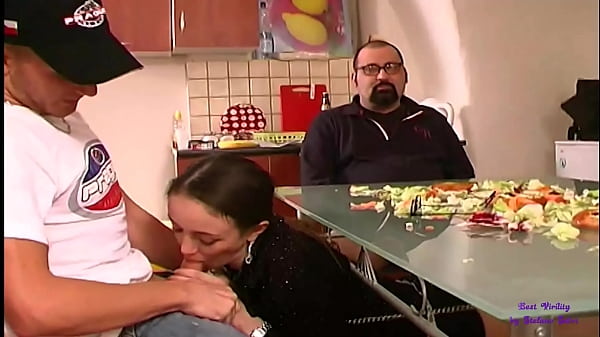 Belle jeune fille se déshabille