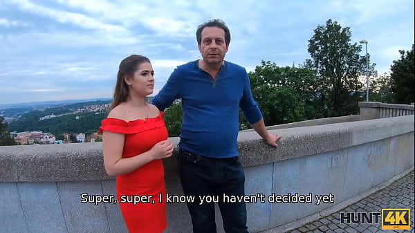 CACCIA4K. Una ragazza di Praga con un bellissimo vestito rosso se lo toglie per contanti con il permesso del patrigno