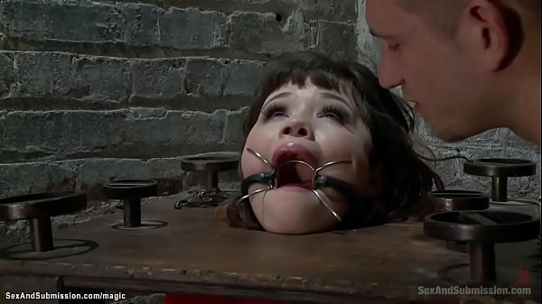 Die zierliche, gefesselte Asiatin wird von hinten gebumst