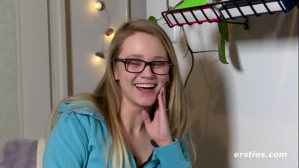 Schwester Holly beginnt an der Haustür mit dem Vorspiel