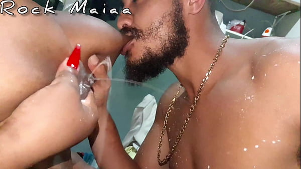 A água acabou. Tome um banho de leite! Punho, amamentação adulta, greluda e lactação