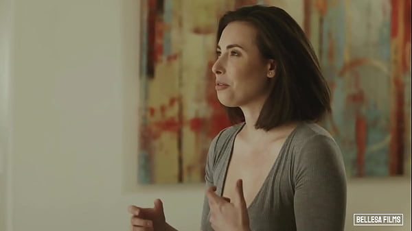 (Isiah Maxwell) tira a (Casey Calvert) sobre la cama y se la folla con su enorme polla - Bellesa