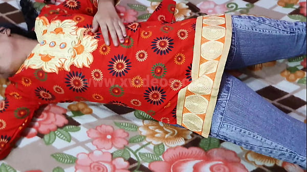 Sesso nascosto Ragazza del villaggio che scopa con il fidanzato, una ragazza adolescente sexy e sexy