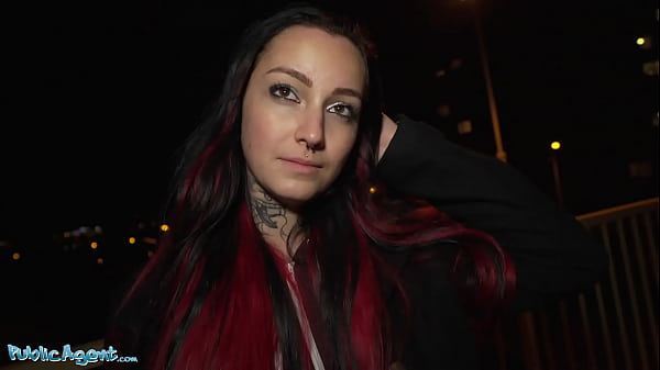 सार्वजनिक एजेंट टैटू बेब शार्लोट थॉर्न बॉयलर रूम में गड़बड़