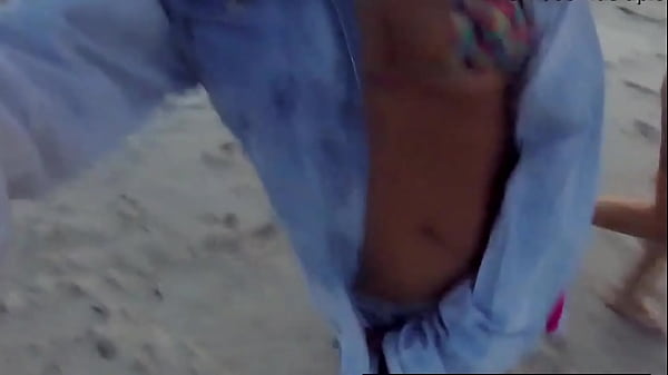 Due ragazze cattive si preparano sulla spiaggia per nudisti - Lady Domestiche - Pernocas