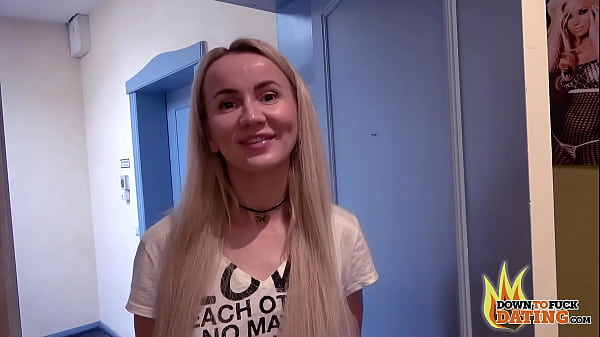 Verspielte Teen-Girl-Modelle in Blondine