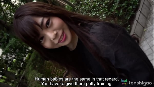 Una ragazza giapponese amatoriale del bar viene in hotel per scopare uno strano uomo e farsi sondare, sditalinare, leccare e scopare la figa rasata.