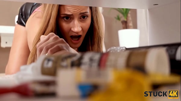 STUCK4K. Dieser freche Kerl nutzt die heikle Situation seiner Schönheit aus