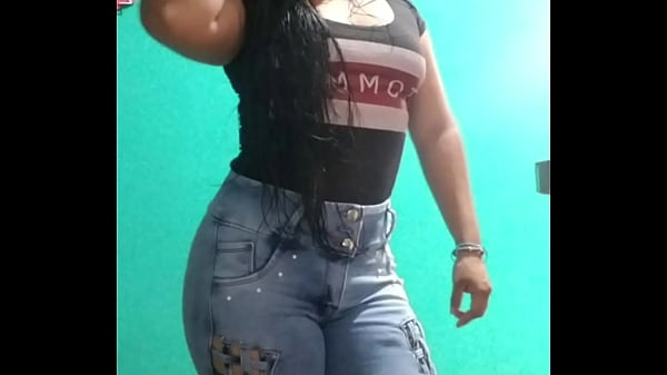 ¿Qué opinas de esta pequeña esposa infiel, muy caliente y cachonda, pervertida?