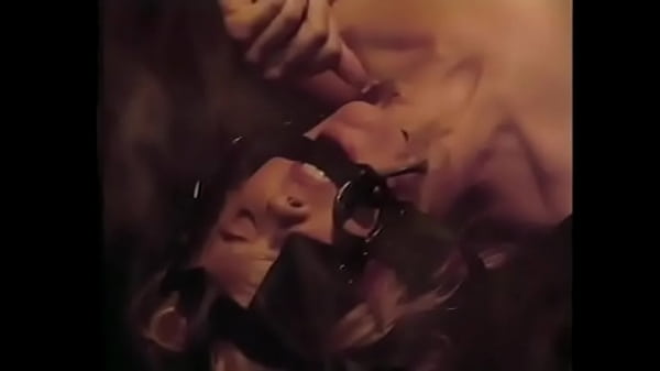 sigue las indicaciones de su corazón, la rubia tonta Sunset Thomas estaba en el calabozo con un par de hombres enojados con un tapón anal rígido en su culo.