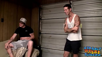 I delinquenti etero Lex Lane e Cayden Priar si masturbano insieme