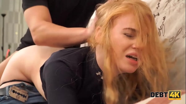 DEBITO4k. La ragazza non ha soldi per pagare un debito e l'esattore la scopa